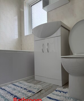 Bathroom - Charming 2 bedroom house in Shipley (Bradford, Shipley)