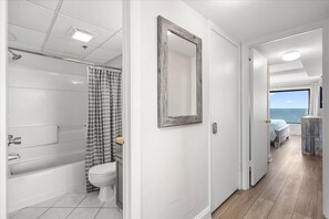 Assecador de cabells, bidet i tovalloles 
