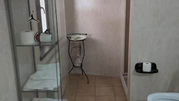 Set di cortesia gratuito, asciugacapelli, asciugamani, sapone
