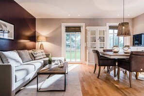 TV, fireplace - Luxury apartment with jacuzzi in Loddin (Kamphof)