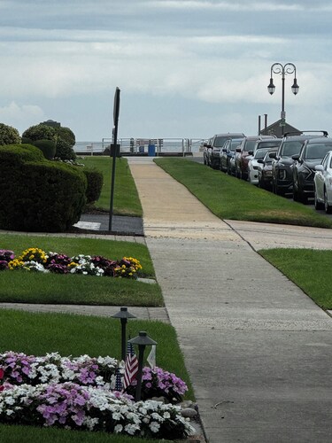 Fantastic 1-bedroom apartment one block from the beach in charming Belmar