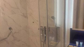 Asciugacapelli, asciugamani, sapone, carta igienica