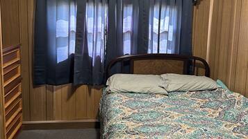 3 dormitorios, tabla de planchar con plancha, ropa de cama