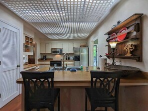 Wasserkocher mit Kaffee-/Teezubehör, Kühlschrank, Mikrowelle, Ofen