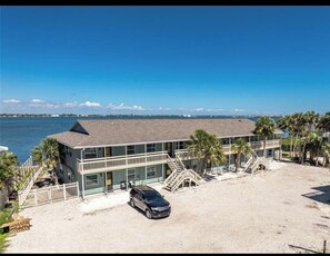 Exterior - Waterfront Lemon Bay Condo 2 Bed & Full Kitchen -Beach access & Boat dock (Englewood)