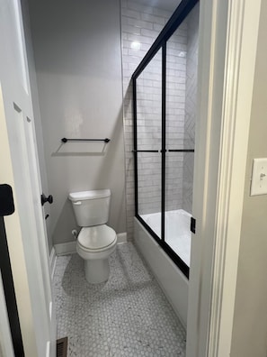 Toallas, jabón, papel de baño 