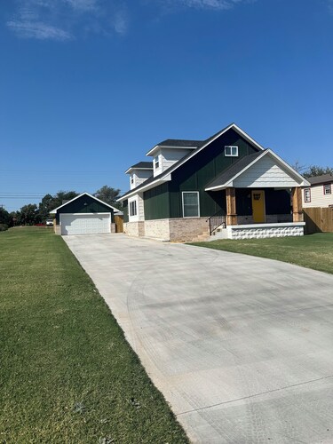 Spacious 4-bedroom bungalow in soothing Woodward with wonderful character!