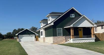 Spacious 4-bedroom bungalow in soothing Woodward with wonderful character!