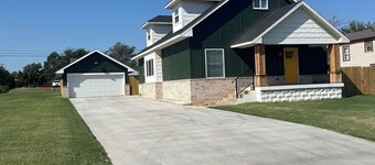 Spacious 4-bedroom bungalow in soothing Woodward with wonderful character!