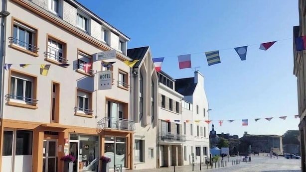Un hôtel doté d’une façade moderne, d’une entrée bien visible et offrant une vue dégagée sur la rue.