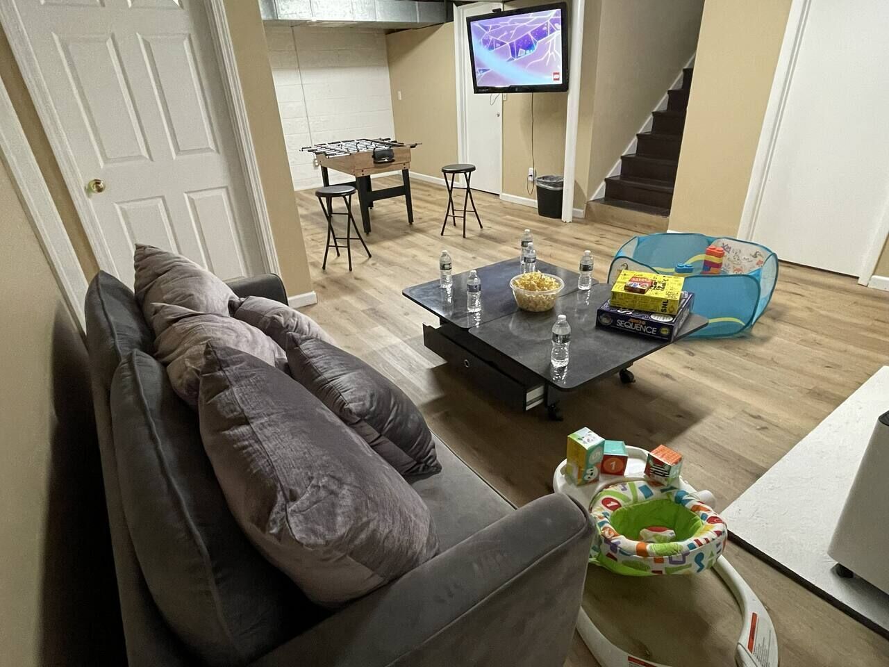 Smart TV, tenis de mesa, libros y monitor de computadora 