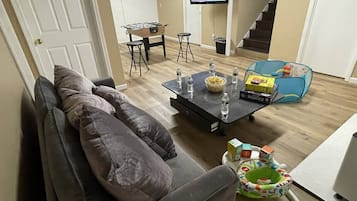 Smart TV, tenis de mesa, libros y monitor de computadora