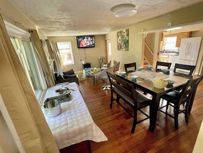 11 beds-4 Lounges-Game Rm-Pool-Pets-Outdoor Fun