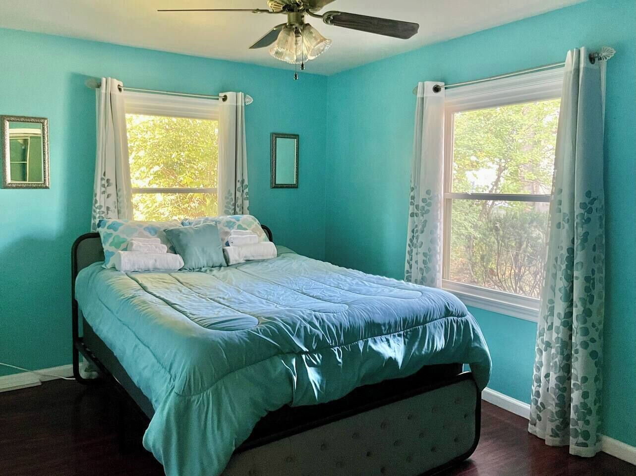 4 habitaciones, escritorio y tabla de planchar con plancha 