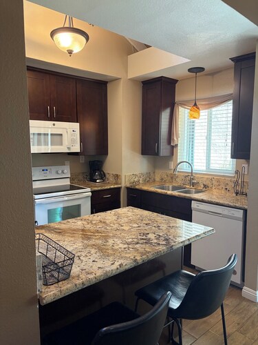 COZY CONDO IN RANCHO MIRAGE.......OCTOBER 2026 SPECIALS!!!!  949-275-1999