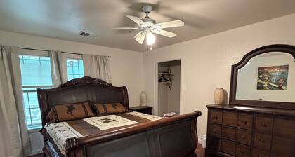 3-bedroom house in charming Fort Worth with AC for relaxing stays