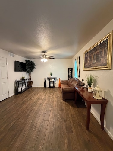 3-bedroom house in charming Fort Worth with AC for relaxing stays