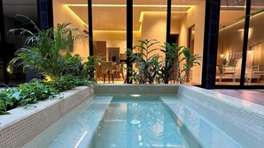 Căn hộ, quang cảnh sân vườn | Hồ bơi | Hồ bơi trong nhà, hồ bơi ngoài trời, ghế dài tắm nắng 
