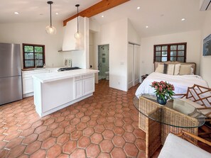 3 bedrooms, iron/ironing board, WiFi, bed sheets - Spanish Bungalow conveniently located to Coast Village Road and Butterfly Beach (Montecito)
