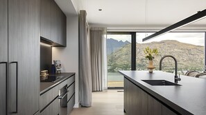 Wasserkocher mit Kaffee-/Teezubehör, Kühlschrank, Mikrowelle, Ofen