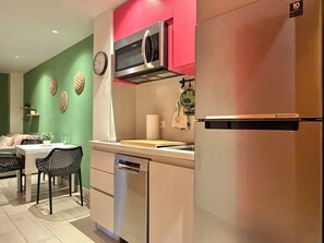 Mini-fridge, microwave, stovetop, coffee/tea maker - Isabel Suites By YellowKey (Santo Domingo)