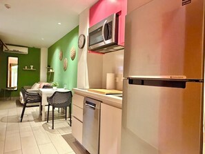 Mini-fridge, microwave, stovetop, coffee/tea maker - Isabel Suites By YellowKey (Santo Domingo)