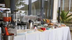 Un buffet proposant une variété de plats et d'ustensiles de cuisine.