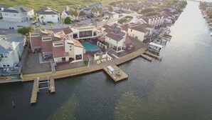 A waterfront property with a dock, a swimming pool, and a variety of residential buildings. - DaZzling Waterfront 3-bedroom Pool/Hot tub/Gym in N. Padre Island (Corpus Christi)