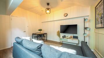 One-Bedroom Deluxe Apartment 6 City Cent Manchester | Living area