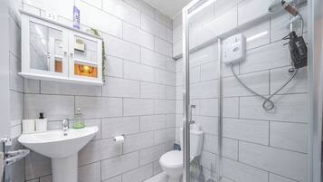 One-Bedroom Deluxe Apartment 6 City Cent Manchester | Bathroom | Shower, hair dryer, towels, soap