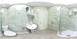 One-Bedroom Deluxe Apartment 6 City Cent Manchester | Bagno | Doccia, asciugacapelli, asciugamani, sapone