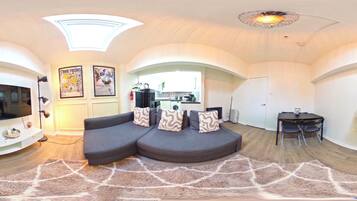 One-Bedroom Deluxe Apartment 6 City Cent Manchester | Living area