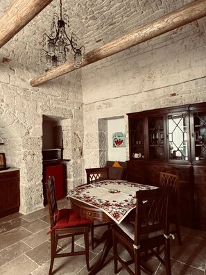 Dining - Quaint 1-bedroom house with AC in charming Alberobello (Alberobello)
