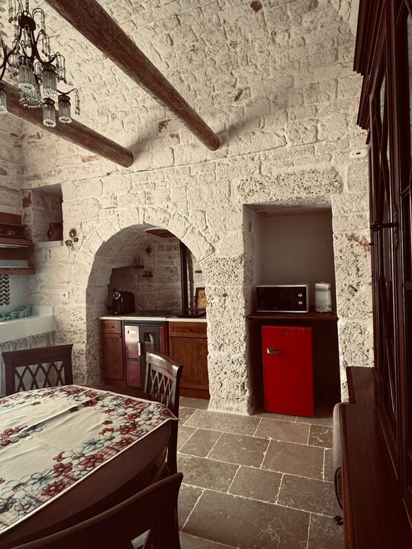 Interior - Quaint 1-bedroom house with AC in charming Alberobello (Alberobello)