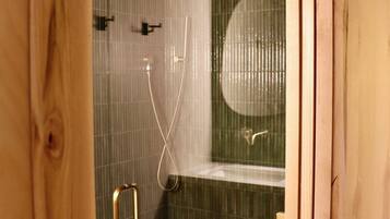 Shower, hair dryer, bidet, towels