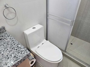 Dusche, Haartrockner, Handtücher, Seife