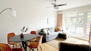 Smart TV - Bright and Cozy London Apartment (London)