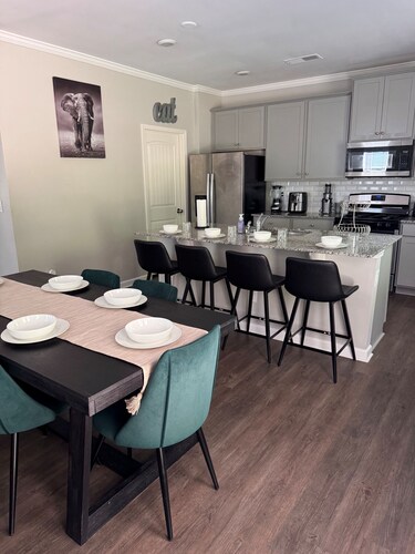Phenomenal 5-bedroom house with AC in charming Fairburn