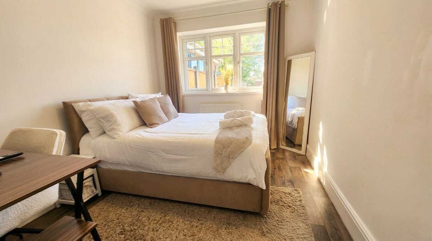 5 bedrooms, iron/ironing board, free WiFi, bed sheets