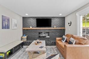 Smart-TV, Tischfußball, Tischtennisplatte