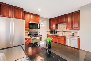 Private kitchen - Luxury O'Hare Stay (Bensenville)