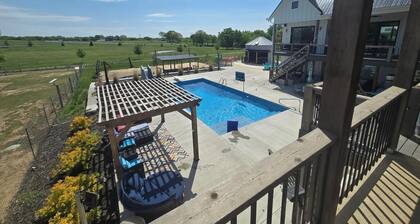 Secluded gated oasis w/ luxury, animals and amenities close to local attractions