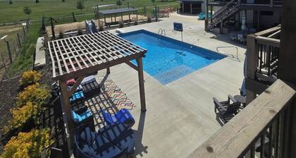Secluded gated oasis w/ luxury, animals and amenities close to local attractions