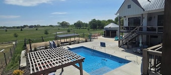 Secluded gated oasis w/ luxury, animals and amenities close to local attractions
