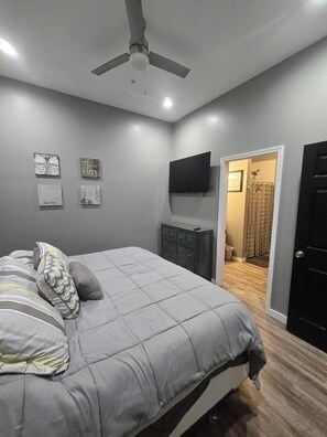4 bedrooms, iron/ironing board, WiFi, bed sheets