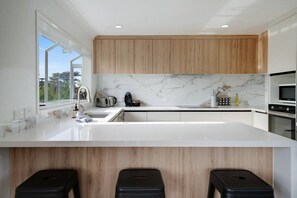 Fridge, microwave, oven, stovetop - Cosy Mt Wellington 5BR Home with Air-Con & Parking (Auckland Central Suburbs)