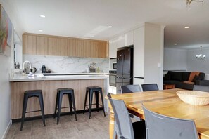 Dining - Cosy Mt Wellington 5BR Home with Air-Con & Parking (Auckland Central Suburbs)