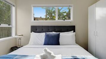 Iron/ironing board, WiFi, bed sheets
