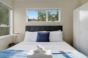Iron/ironing board, WiFi, bed sheets - Cosy Mt Wellington 5BR Home with Air-Con & Parking (Auckland Central Suburbs)