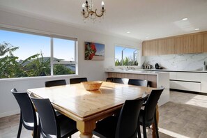 Dining - Cosy Mt Wellington 5BR Home with Air-Con & Parking (Auckland Central Suburbs)